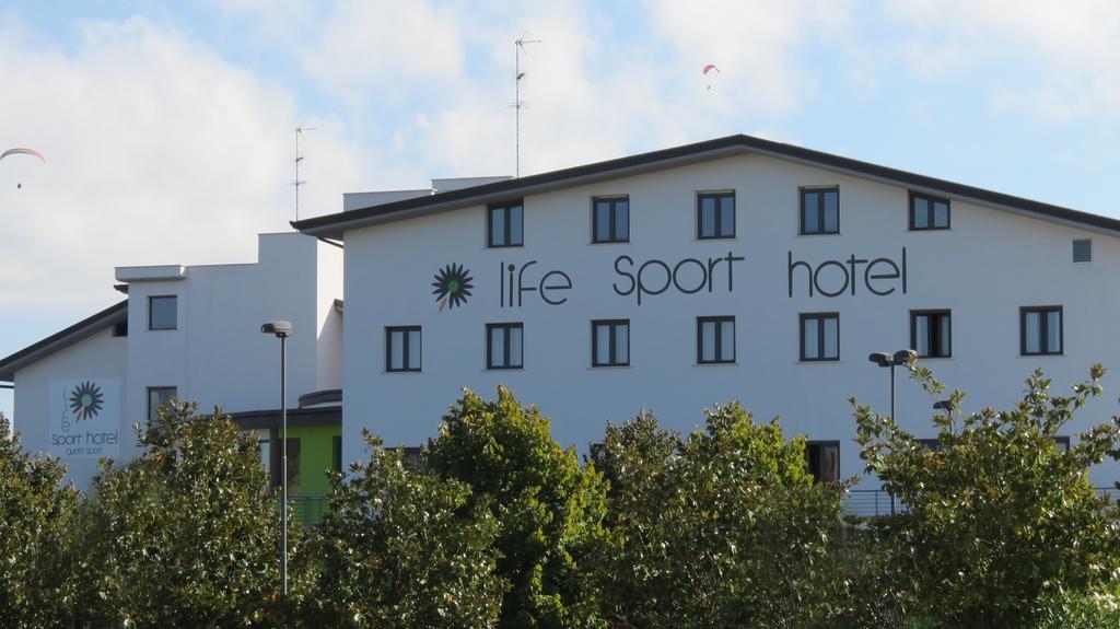 Life Sport Hotel Mentana Eksteriør bilde